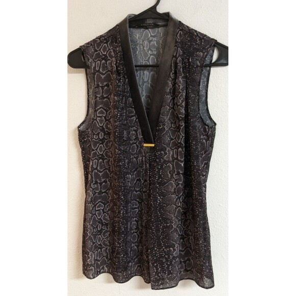 Women's T Tahari V-Neck Snake Print Sleeveless Gold Chain Accent Blouse Small - Picture 2 of 12